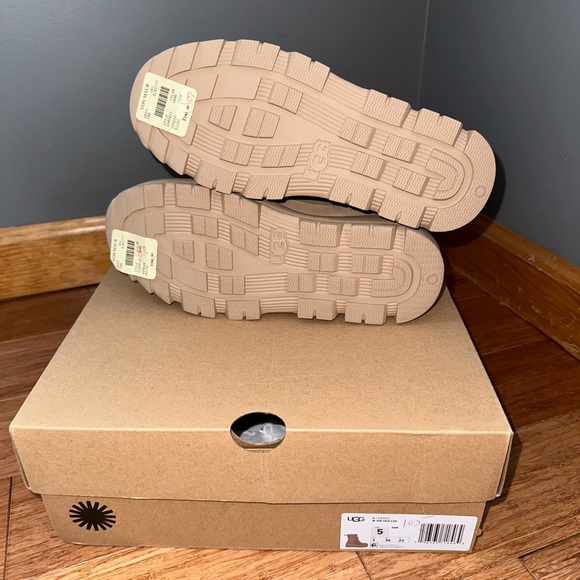 UGG Women’s The UGG Lug Lace-Up Platform Boots in SAND 5 - Picture 8 of 12